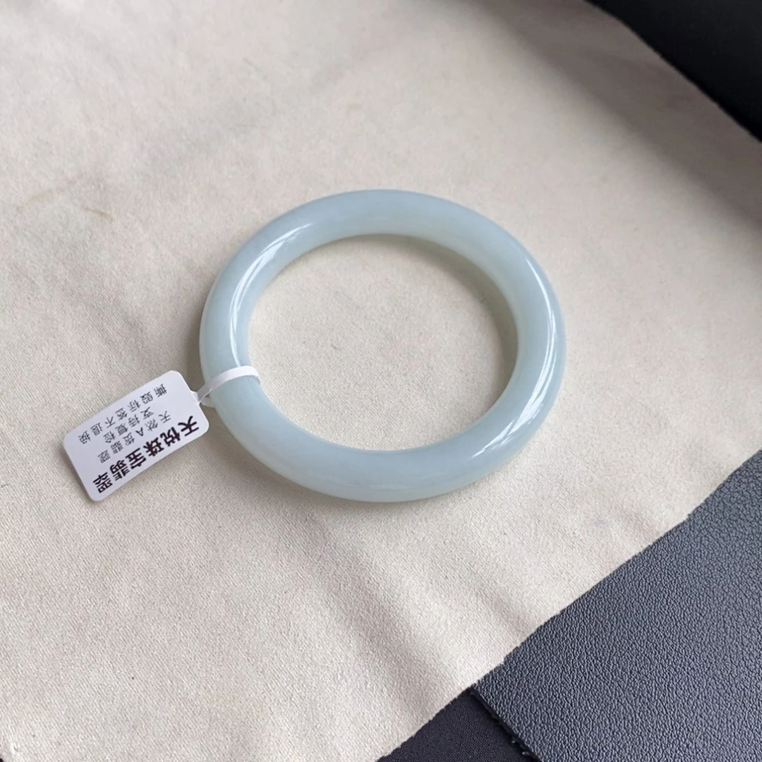 翡翠手镯未镶嵌翡翠