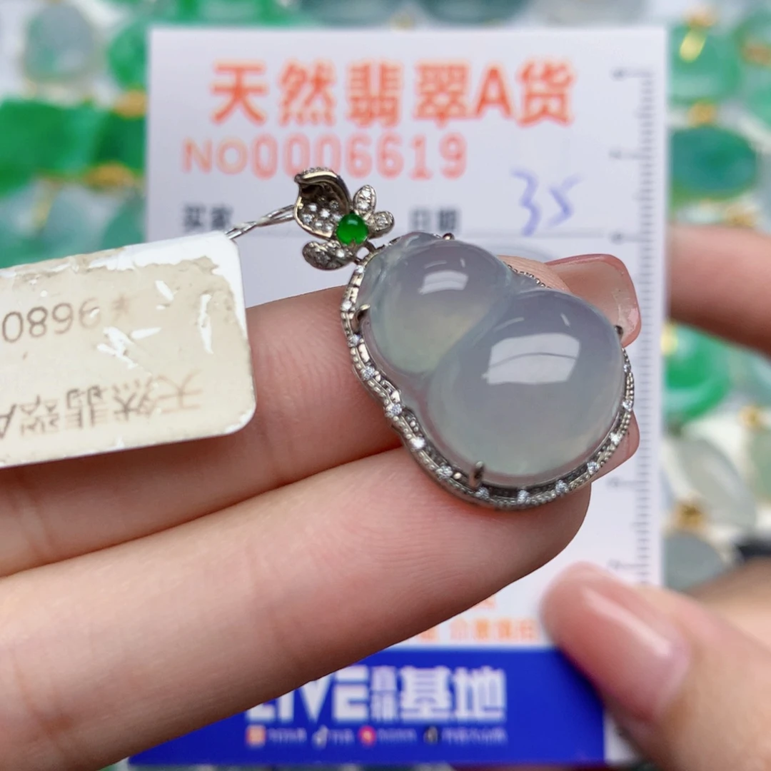 翡翠18K金镶嵌颈饰葫芦