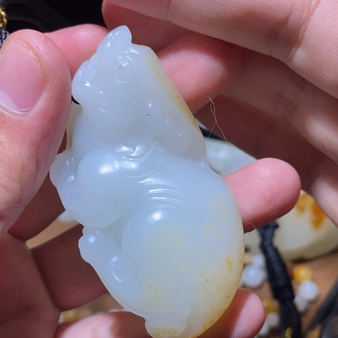 颈饰未镶嵌和田玉诚*。