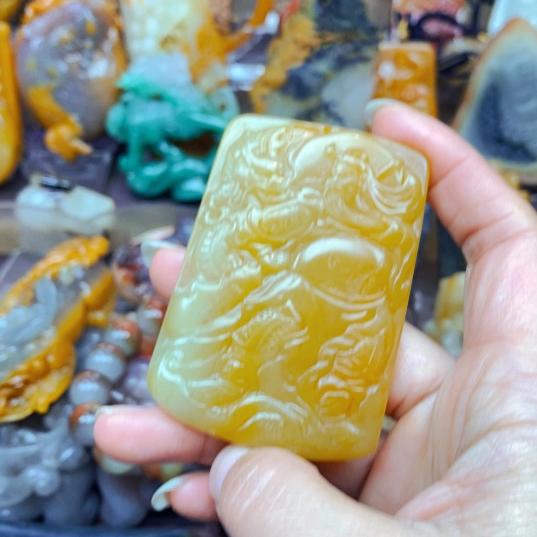 未镶嵌石英质玉（黄龙玉）颈饰