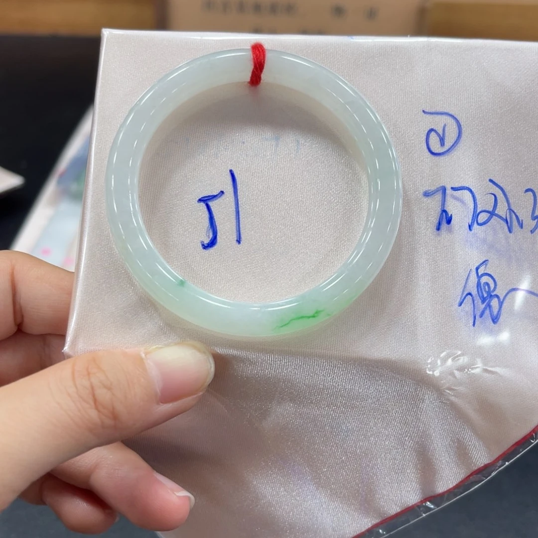 翡翠手镯未镶嵌翡翠