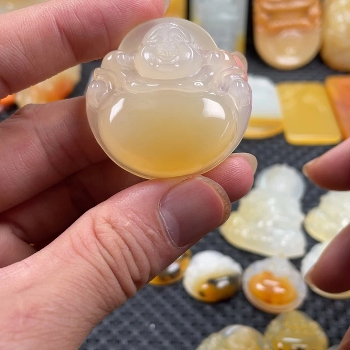 石英质玉（黄龙玉）未镶嵌颈饰