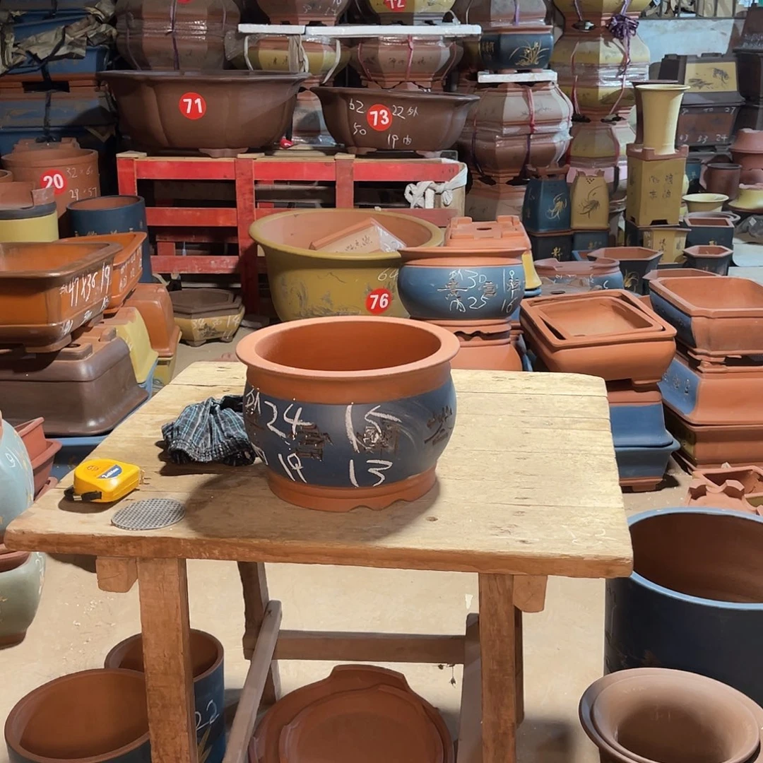 紫砂花盆金鱼缸一个