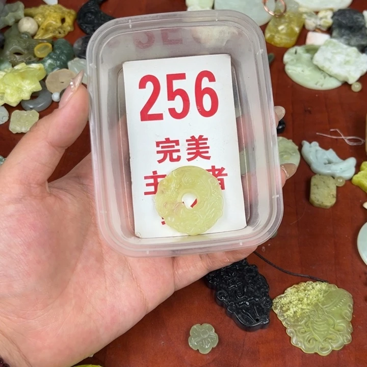 蛇纹石玉足银镀金镶嵌颈饰