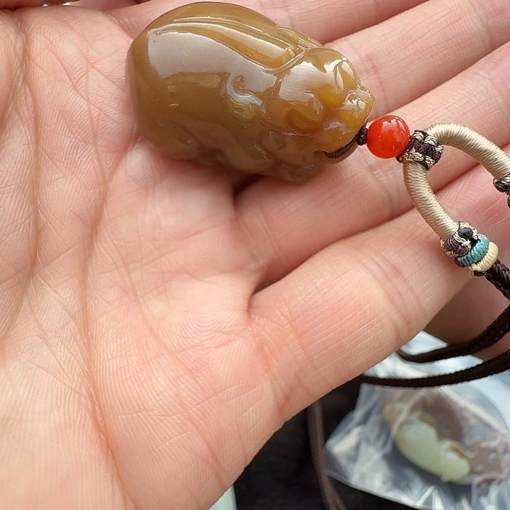 热****和田玉未镶嵌颈饰