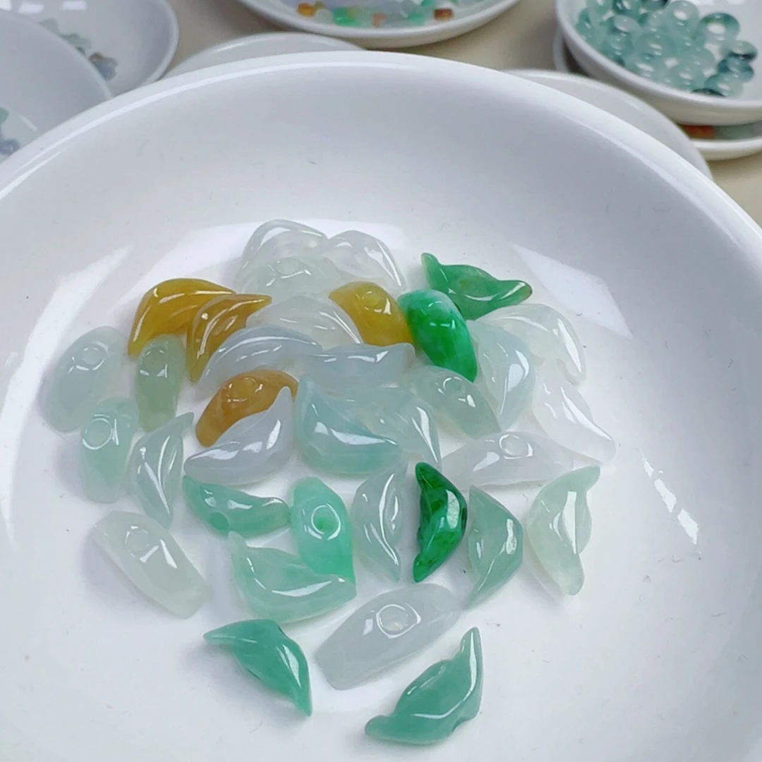 翡翠散珠通孔元宝一个