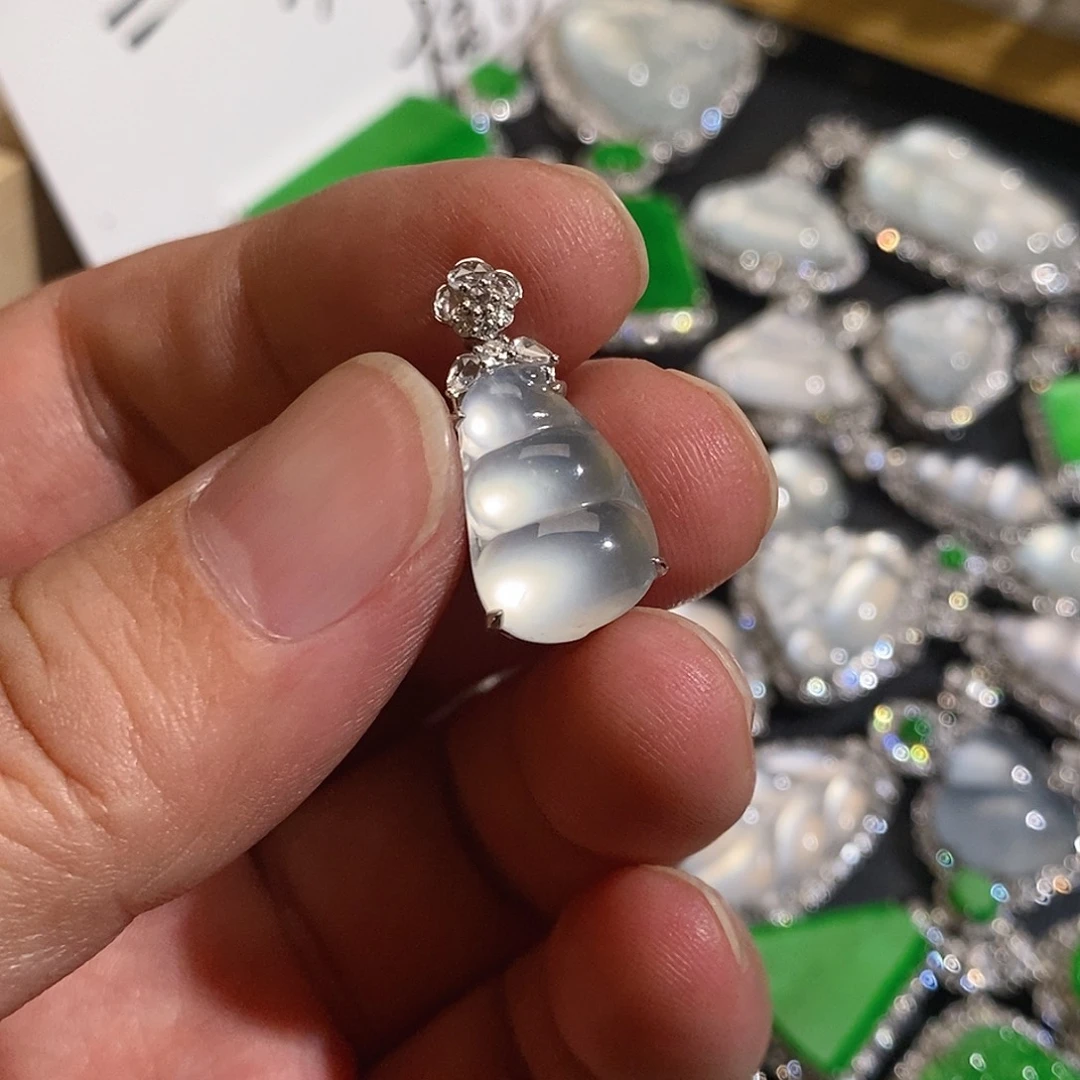 翡翠颈饰18K金镶嵌豆子