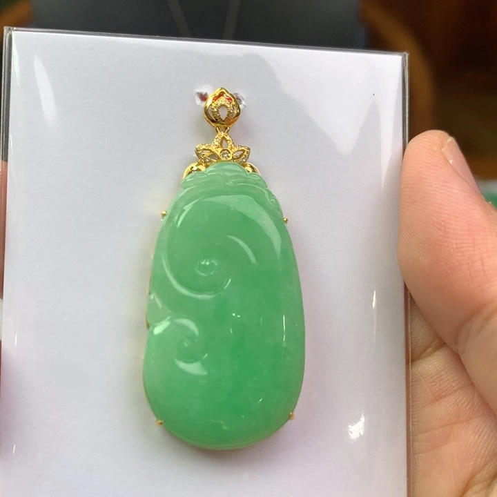 翡翠18K金镶嵌颈饰翡翠吊坠