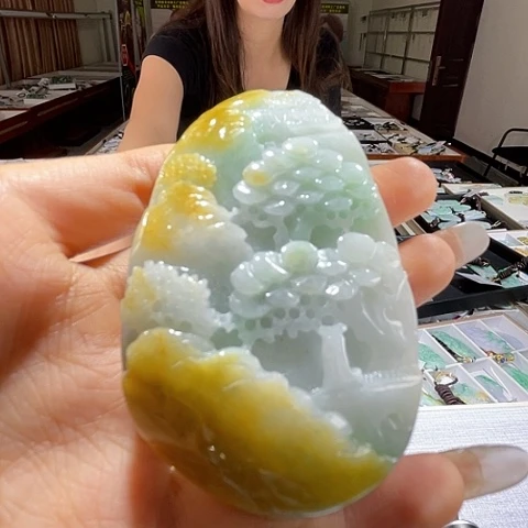 翡翠未镶嵌颈饰一个