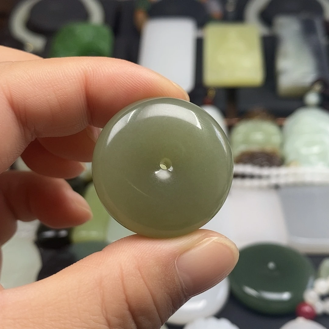 ，***哥和田玉未镶嵌颈饰