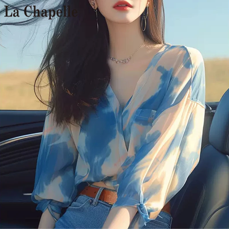 拉夏贝尔高级感蓝色V领扎染衬衫女2025夏新款小众设计感爆款上衣