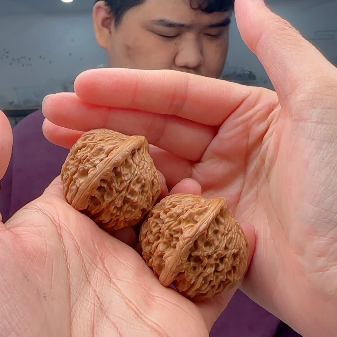 文玩核桃把件38左右红狮子