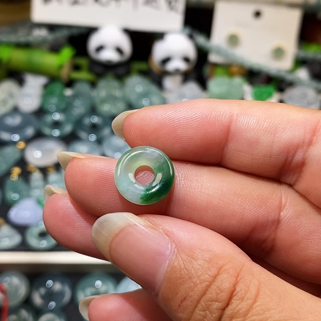 翡翠未镶嵌颈饰飘花甜甜圈