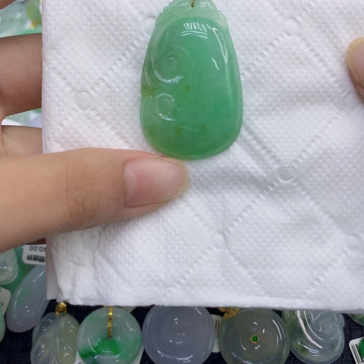 翡翠18K金镶嵌颈饰1111111111111