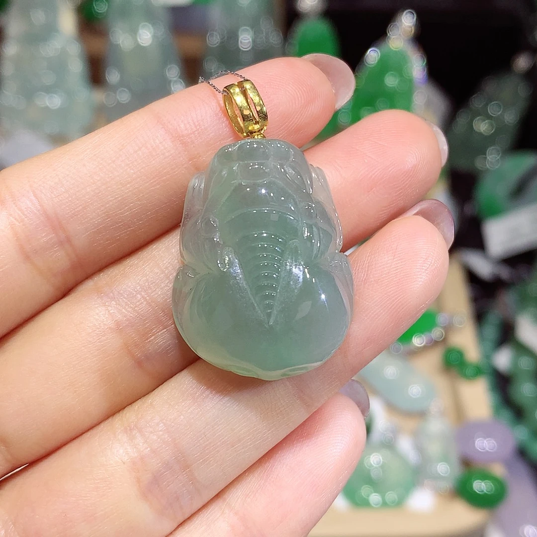 颈饰18K金镶嵌翡翠貔貅