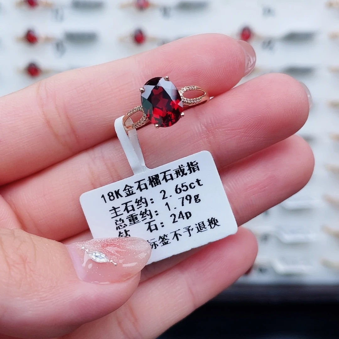 18K金镶嵌戒指石榴石
