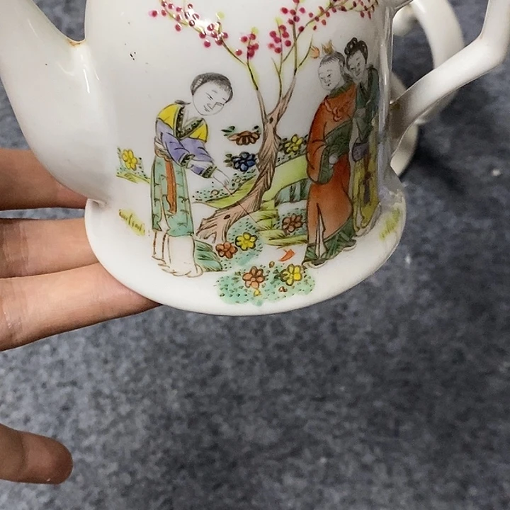 高***军粉彩茶壶一个，粉彩壶