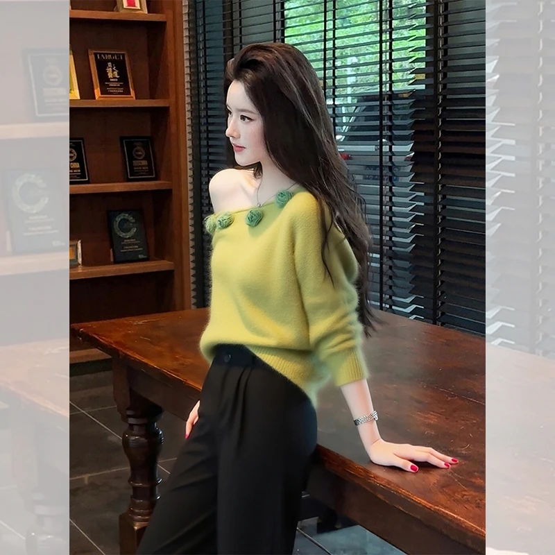 独特别致漂亮绿色花朵斜肩小衫洋气高贵露肩内搭针织衫上衣女秋冬