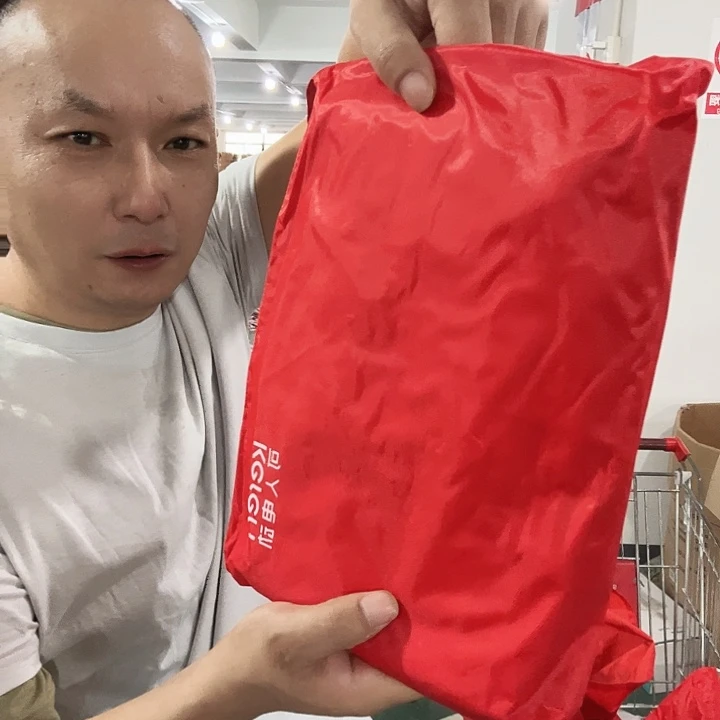 织物红色雨衣一件