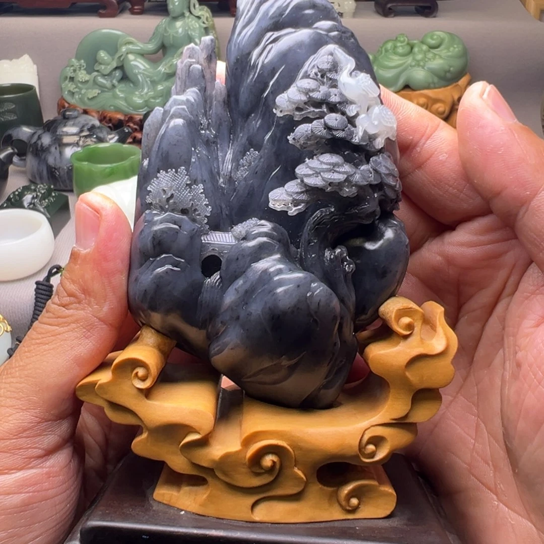 V***宝和田玉（墨玉）未镶嵌摆件