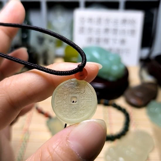 李***笙未镶嵌蛇纹石玉颈饰