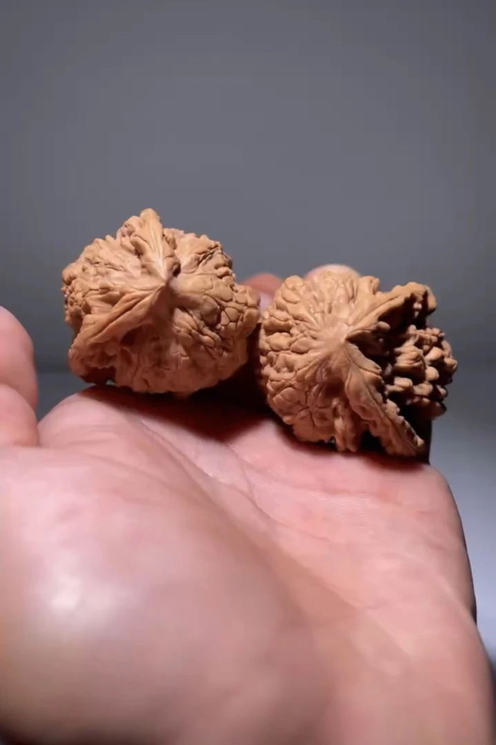 精品盘玩核桃麒麟纹官帽四座楼狮子头手把玩件