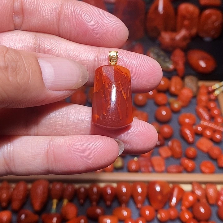 南红玛瑙18K金镶嵌牛血火焰吊坠