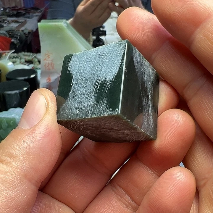 和田玉未镶嵌颈饰料子可以雕刻