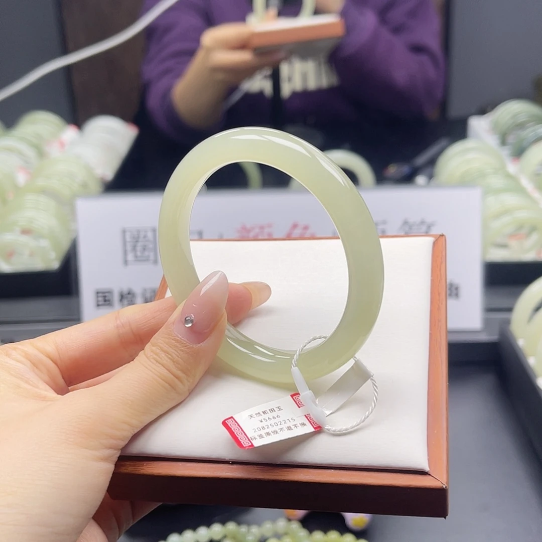 和田玉未镶嵌手镯