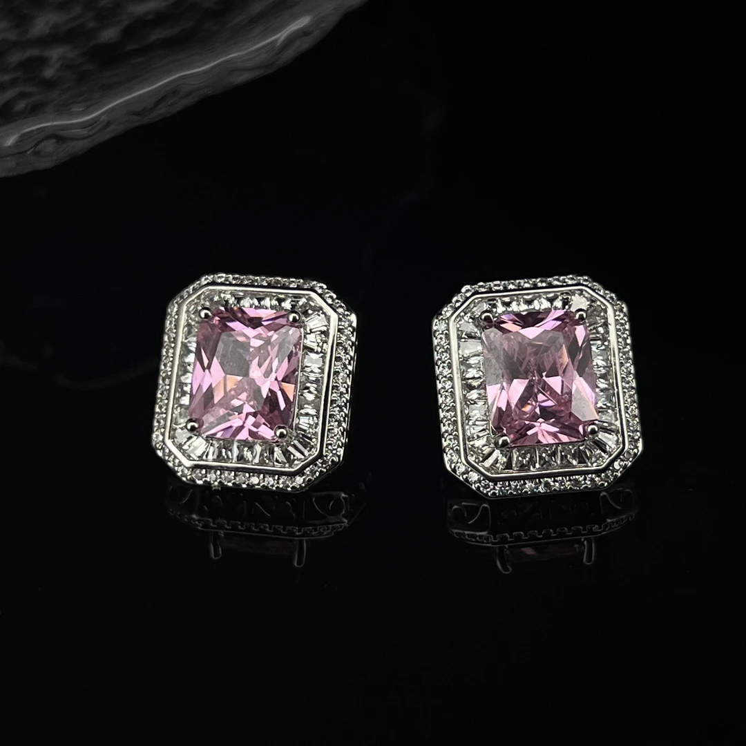 0338 粉色方块盾牌耳钉