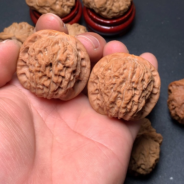 文玩核桃把件39血麒麟440