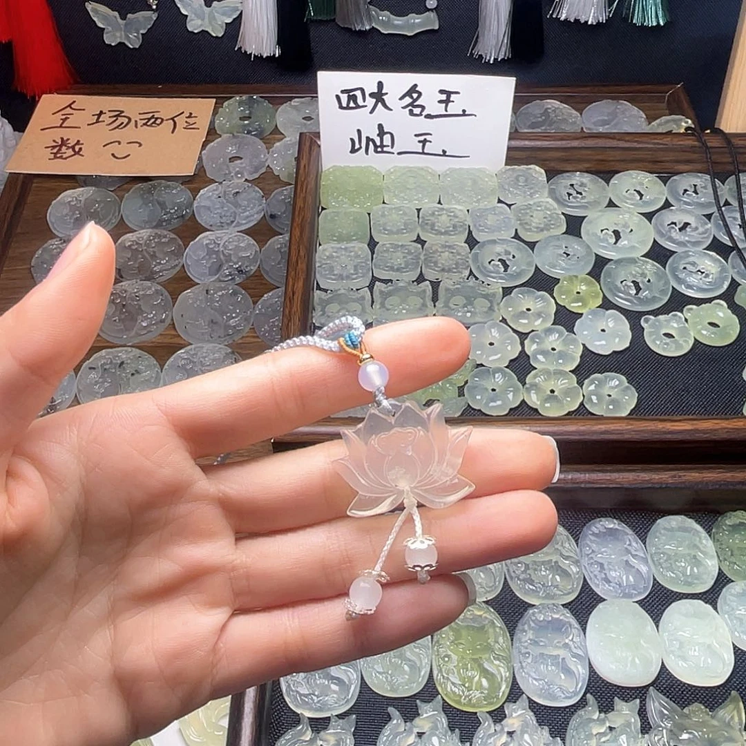 岫玉未镶嵌岫玉荷花吊坠