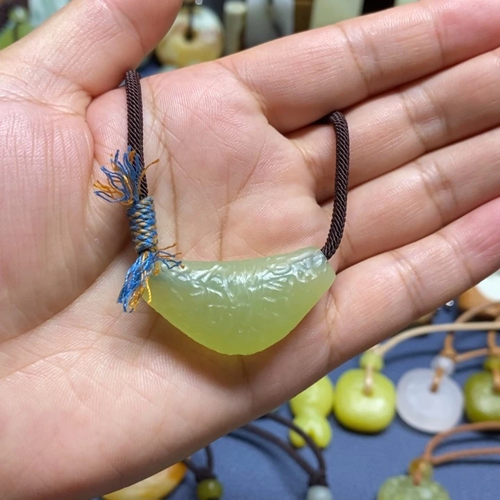 蛇纹石玉未镶嵌颈饰