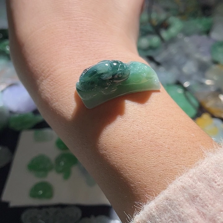 颈饰未镶嵌翡翠天