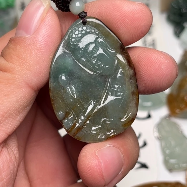 翡翠未镶嵌颈饰佛观天下