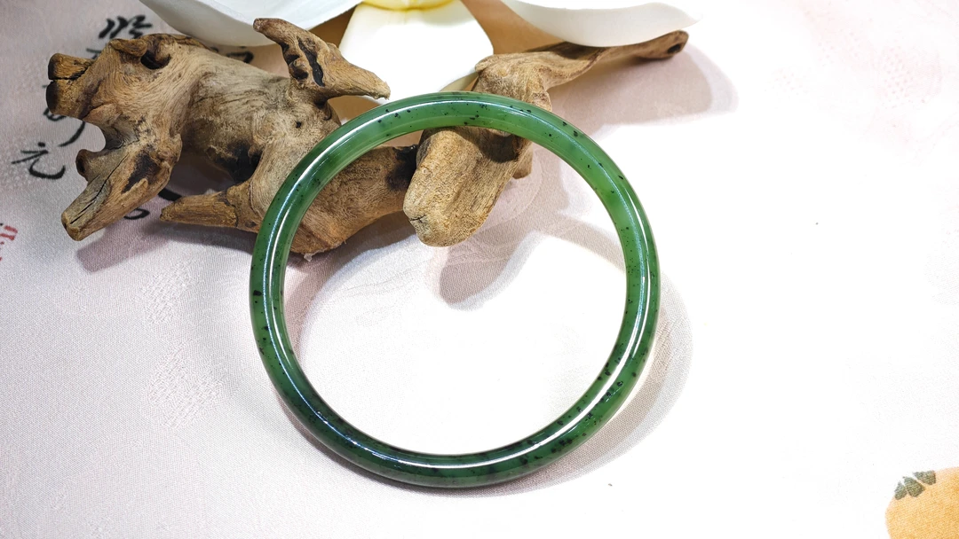 猕猴桃叮当镯新疆玛纳斯碧玉翠绿猕猴叮当镯圈口备注多样性发其一