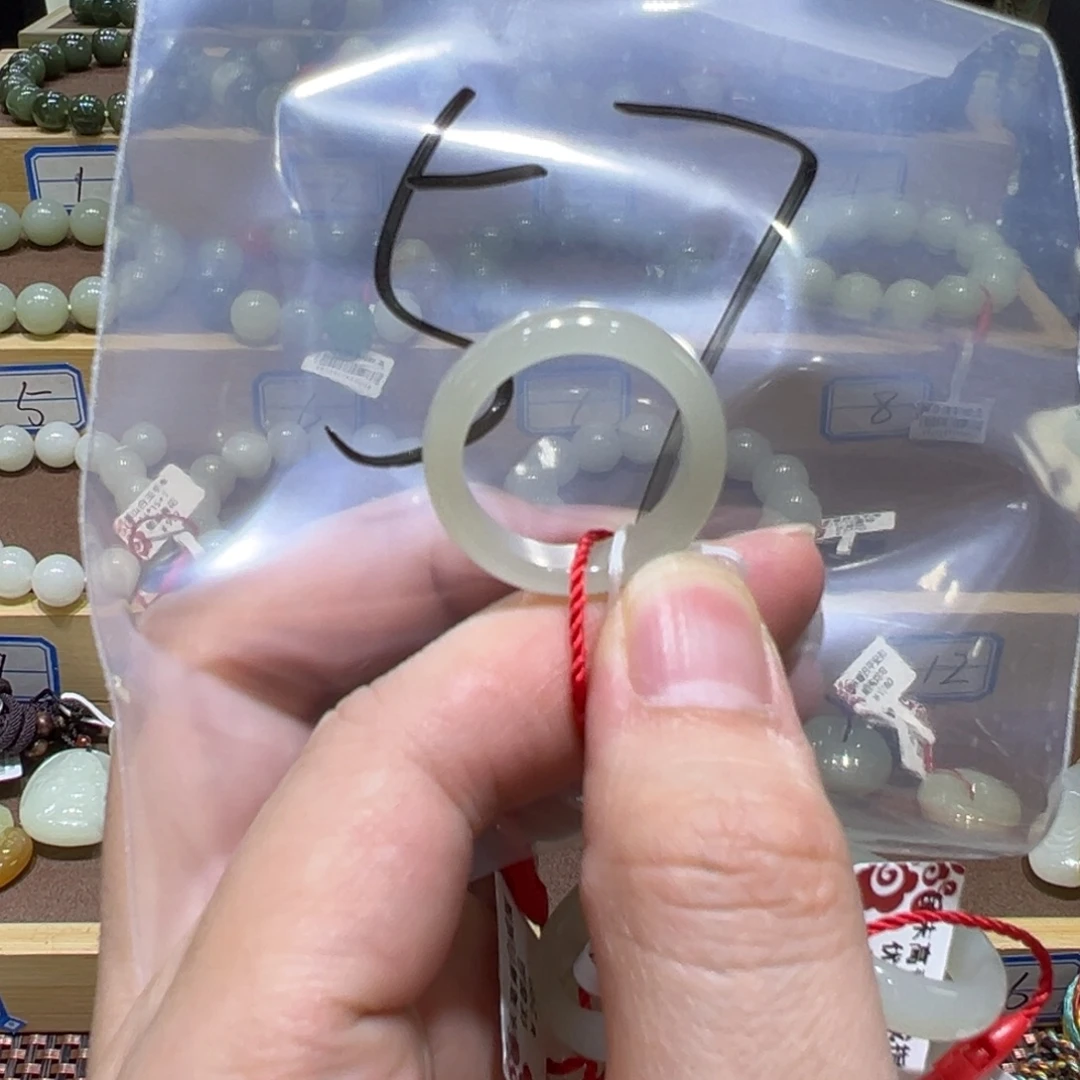 颈饰未镶嵌和田玉（糖玉）高青白戒圈