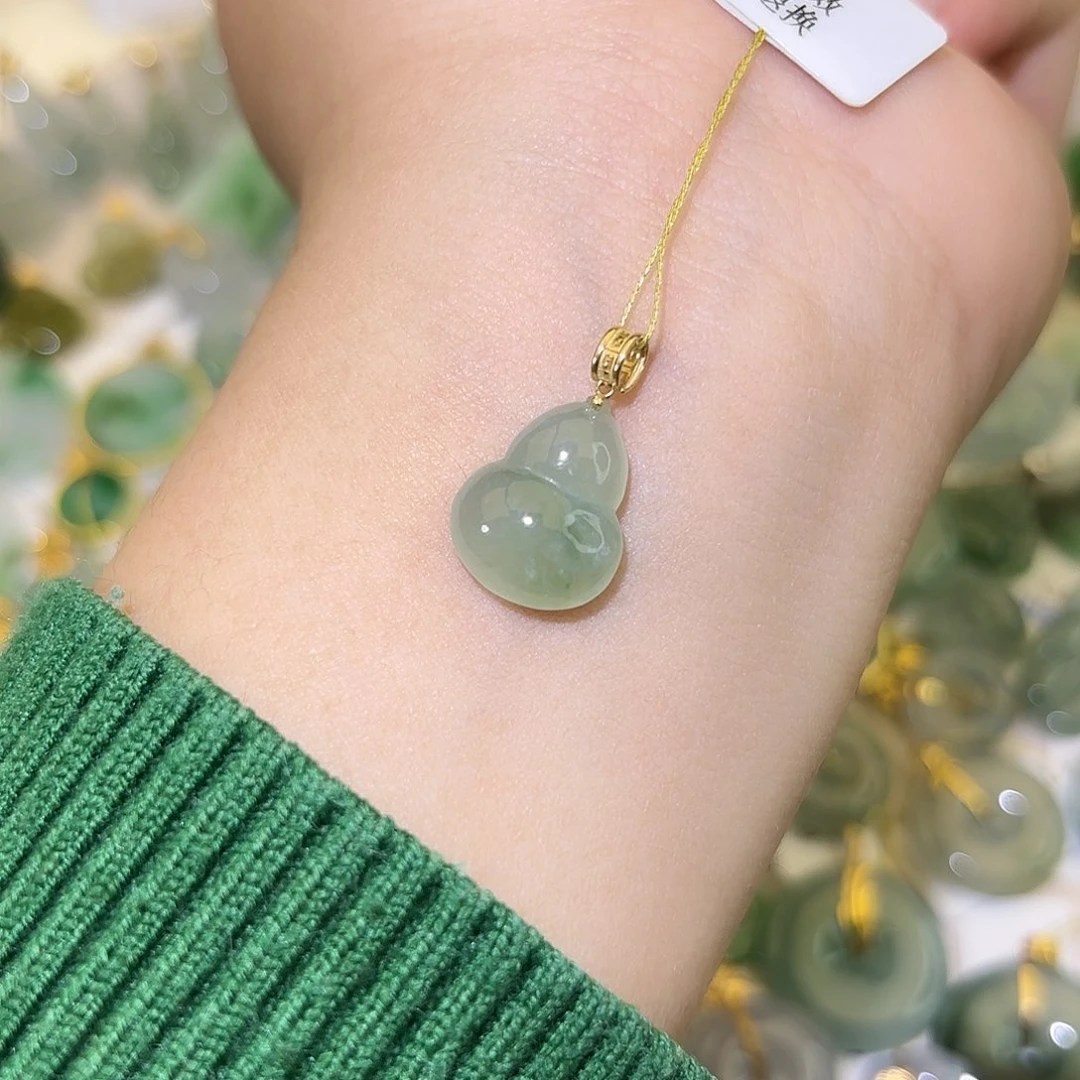 翡翠18K金镶嵌颈饰葫芦