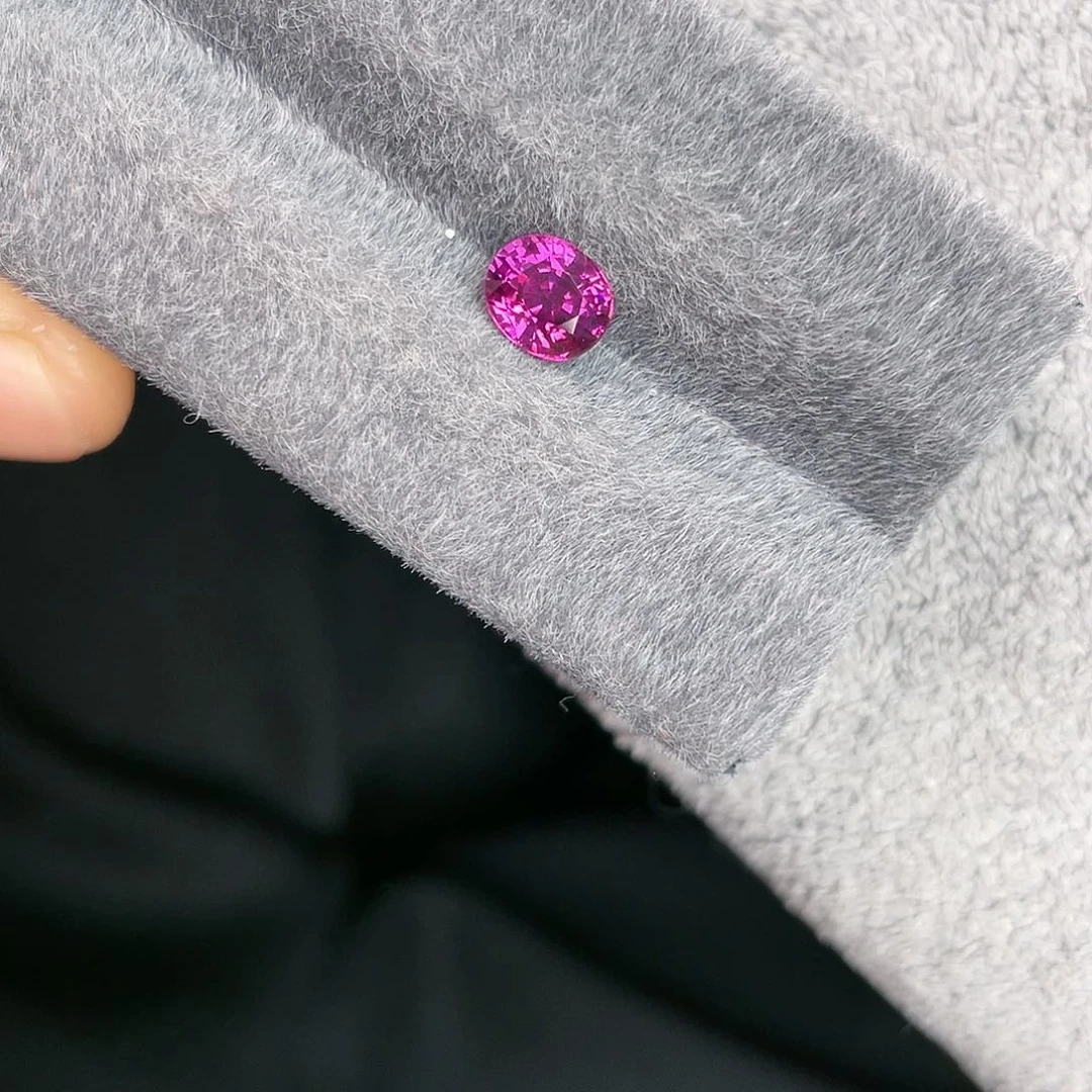 石榴石裸石未镶嵌1.71Ct。