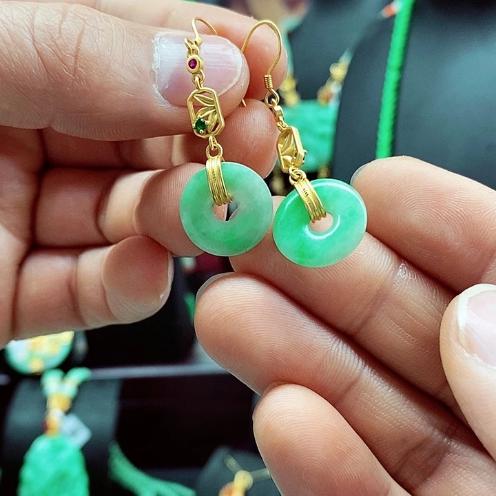 翡翠颈饰未镶嵌耳饰