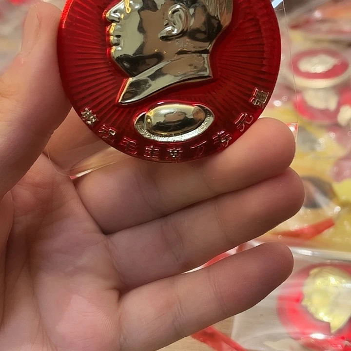 纤***.像章一一一一一高贵轻言你