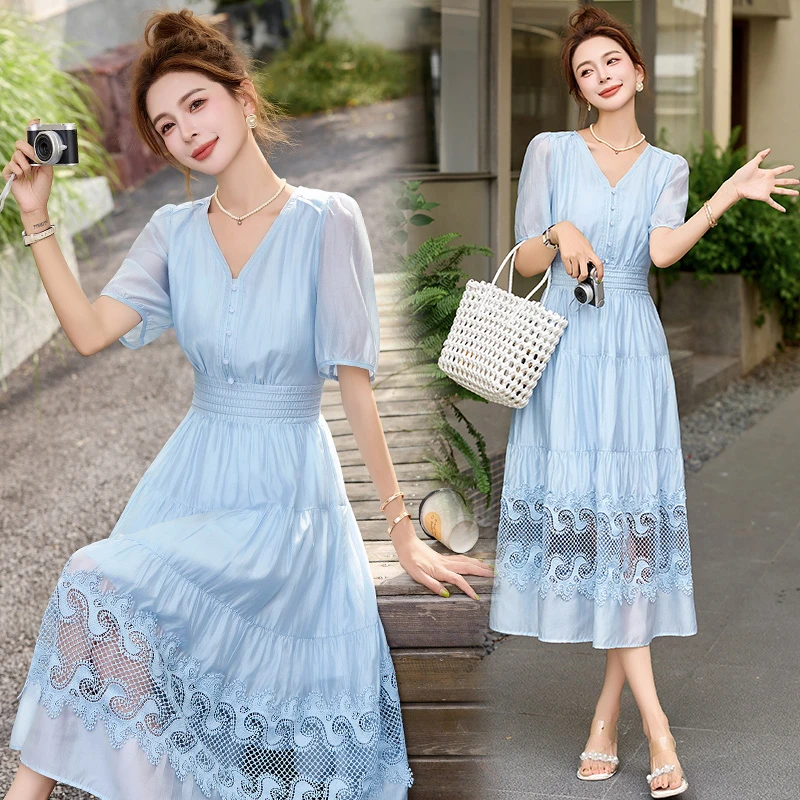 法式V领气质泡泡袖天丝连衣裙2025夏新款温柔风蕾丝拼接修身长裙
