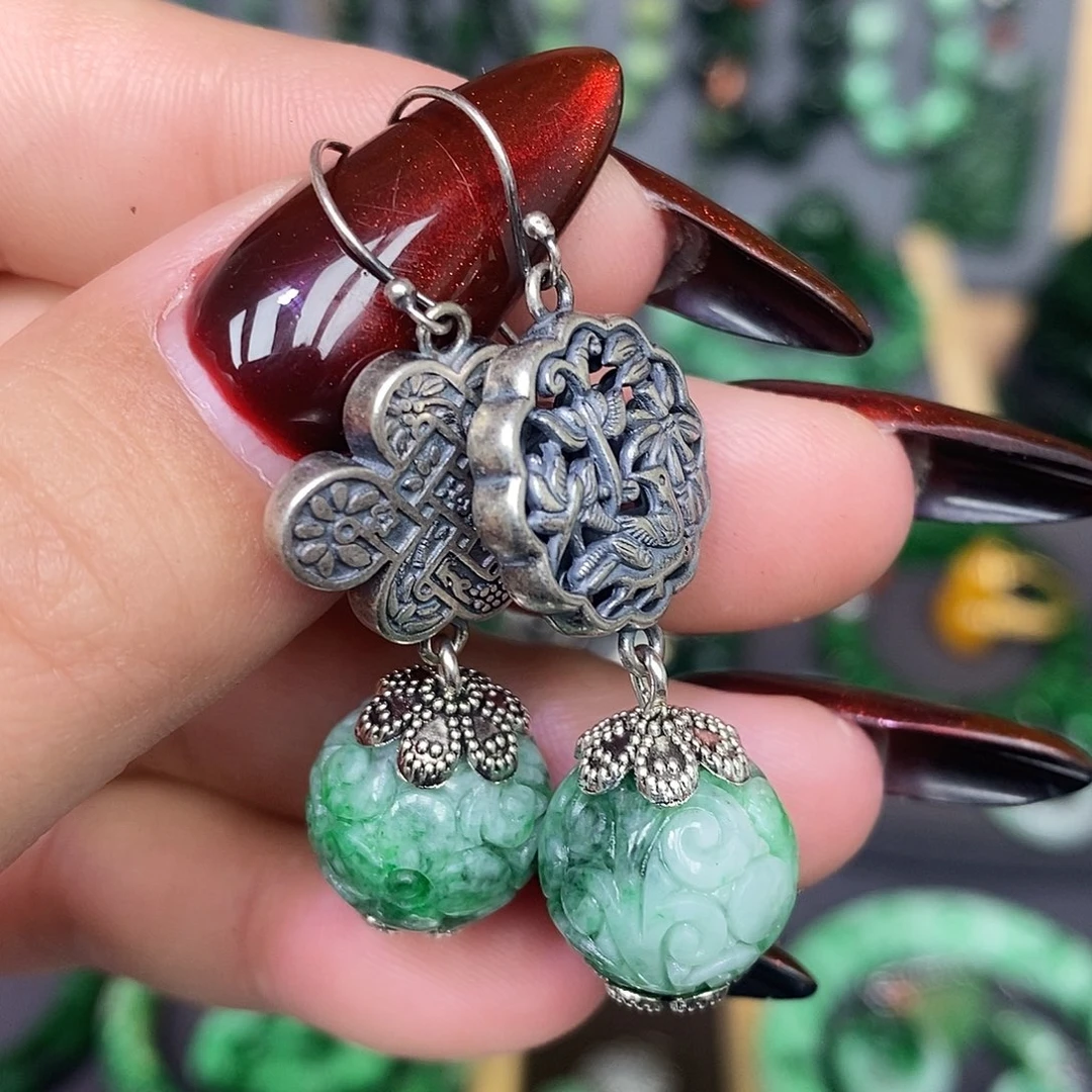 未镶嵌翡翠耳饰漂亮美眉