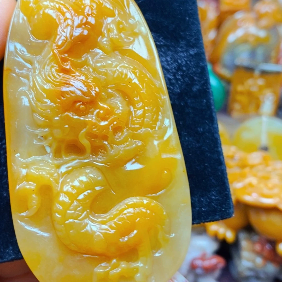 未镶嵌石英质玉（黄龙玉）颈饰