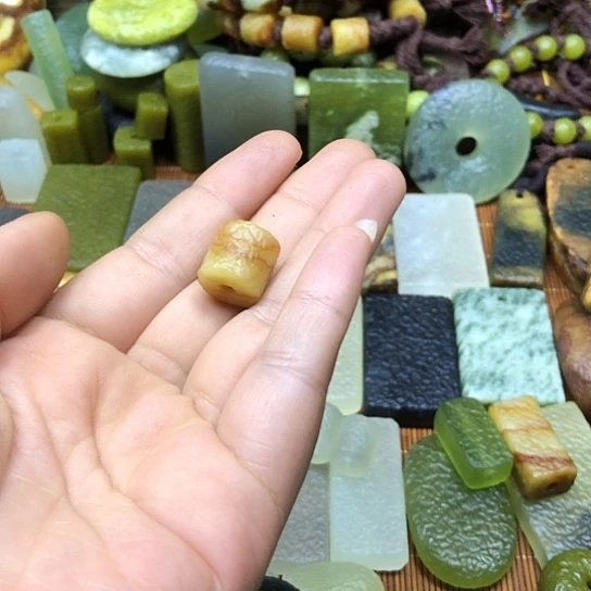 岫玉未镶嵌颈饰奶****，