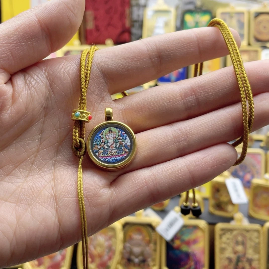 吊坠唐卡等多种形式进行的