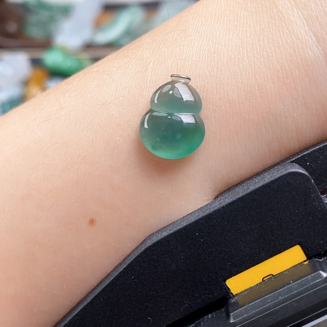 翡翠未镶嵌颈饰孔雀蓝葫芦