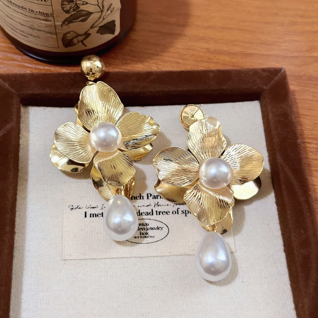 铜合金仿珍珠耳饰 s925银法式复古花瓣珍珠耳环气质耳钉 E0043