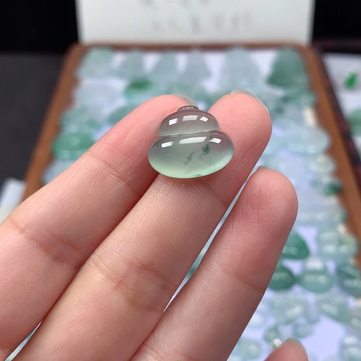 颈饰未镶嵌翡翠冰种晴底飘花葫芦