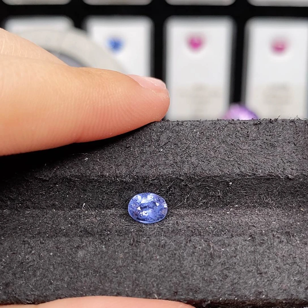 蓝宝石裸石未镶嵌1048号1.08ct详细问题请问主播